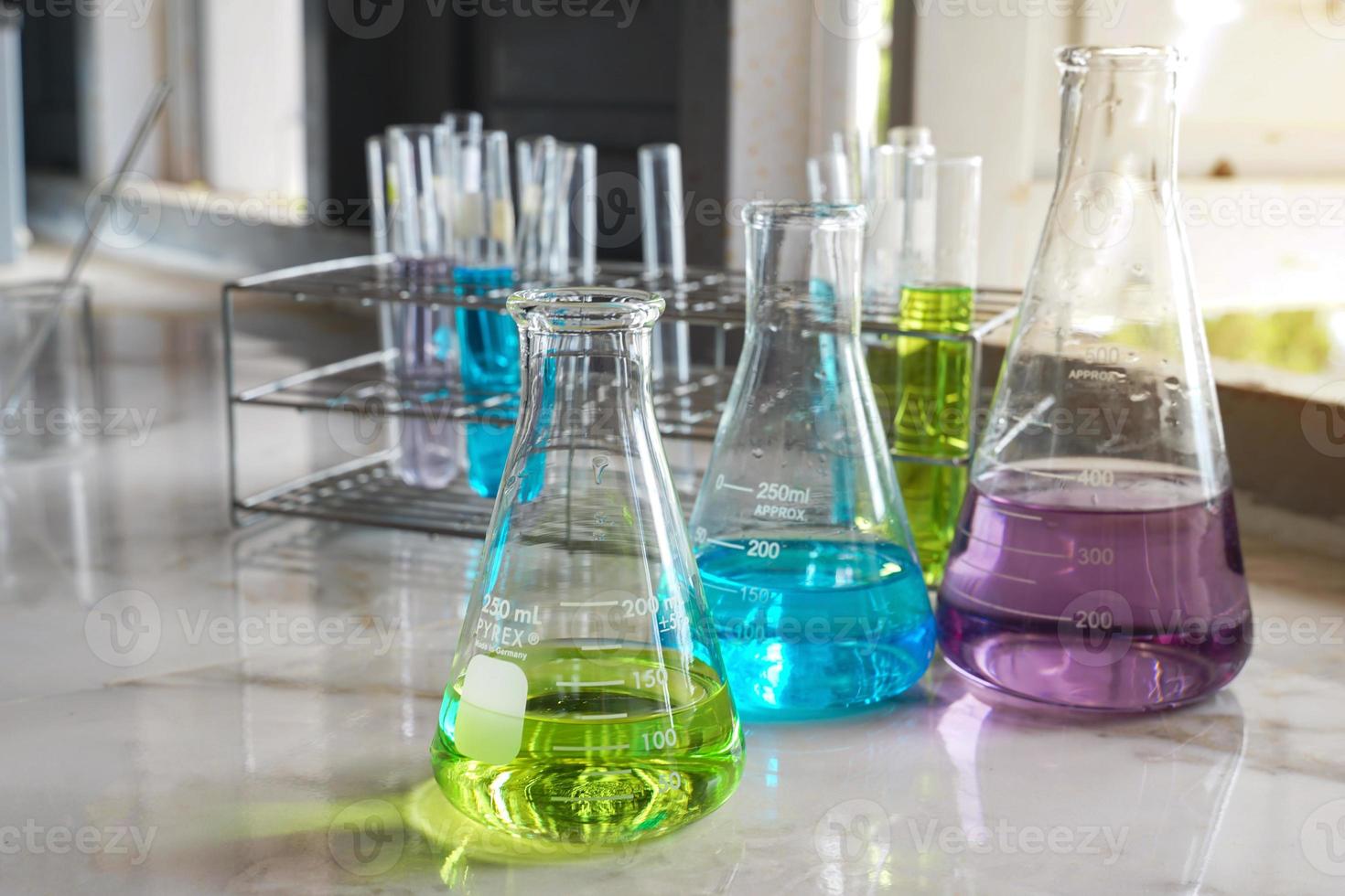 équipement chimique placé sur la table de préparation dans les laboratoires scientifiques des lycées des pays asiatiques. mise au point douce et sélective. photo
