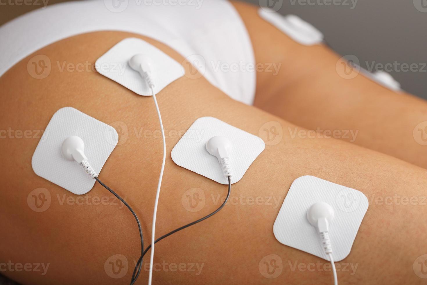 stimulateur musculaire avec électrodes, massage du dos et des épaules avec  un stimulateur musculaire avec électrodes attachées le long de la colonne  vertébrale. 13725643 Photo de stock chez Vecteezy