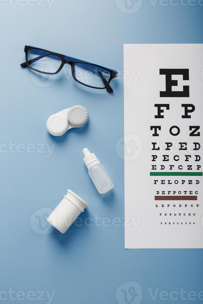 accessoires ophtalmiques lunettes et lentilles avec un tableau de test  oculaire pour la correction de la vision sur fond bleu 13725639 Photo de  stock chez Vecteezy