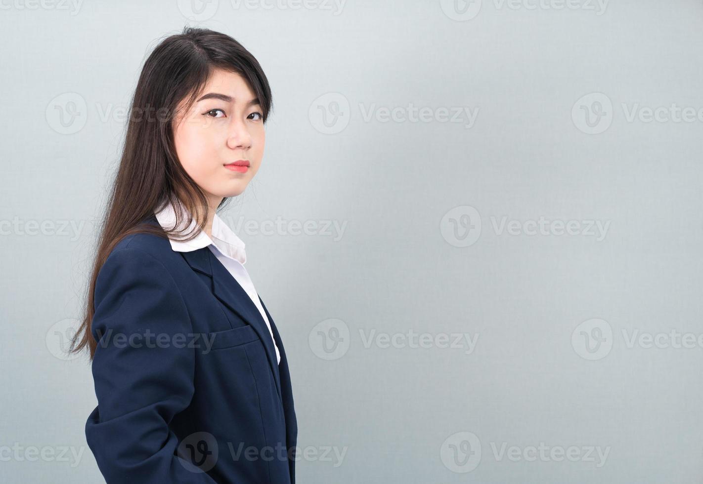 portrait de femme d'affaires asiatique debout sur gris photo