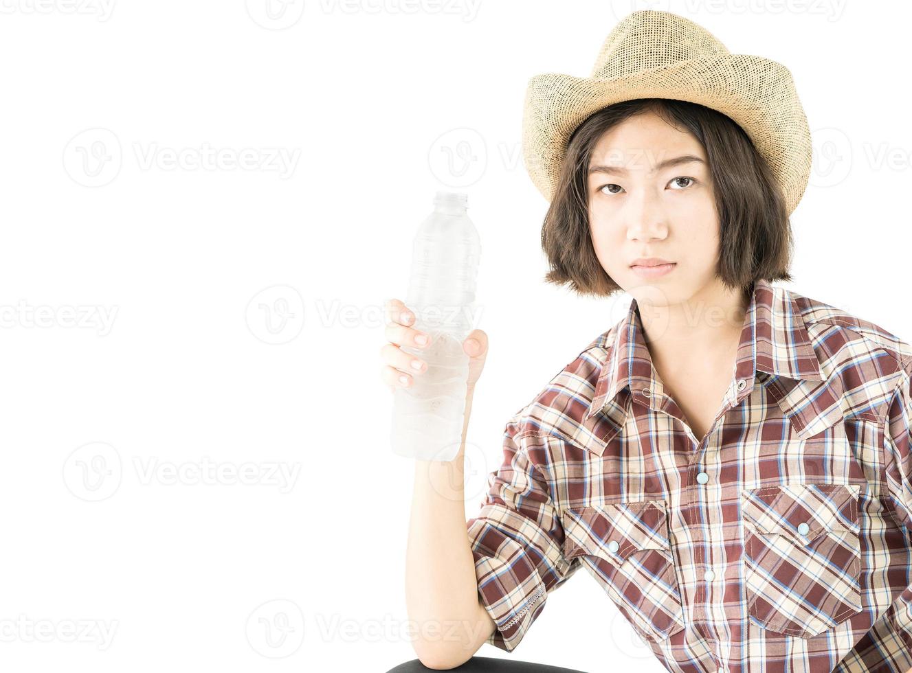 femme dans une chemise à carreaux tenant une bouteille d'eau sur fond blanc photo