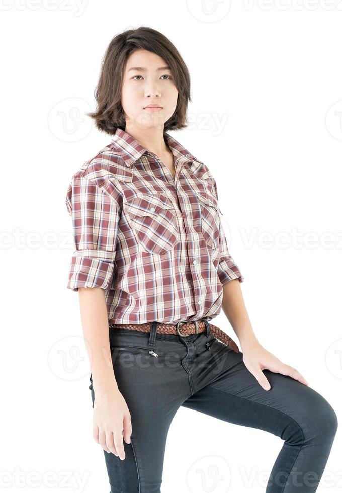 jeune femme dans une chemise à carreaux posant en studio sur blanc photo