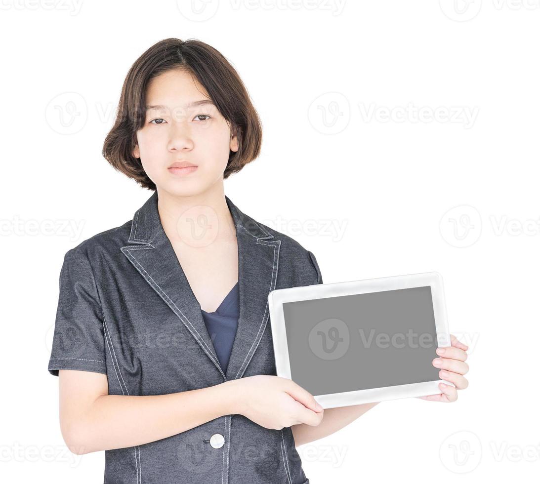 femme tenant une tablette vierge photo