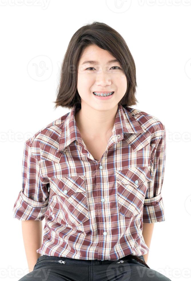 jeune femme dans une chemise à carreaux posant en studio sur blanc photo