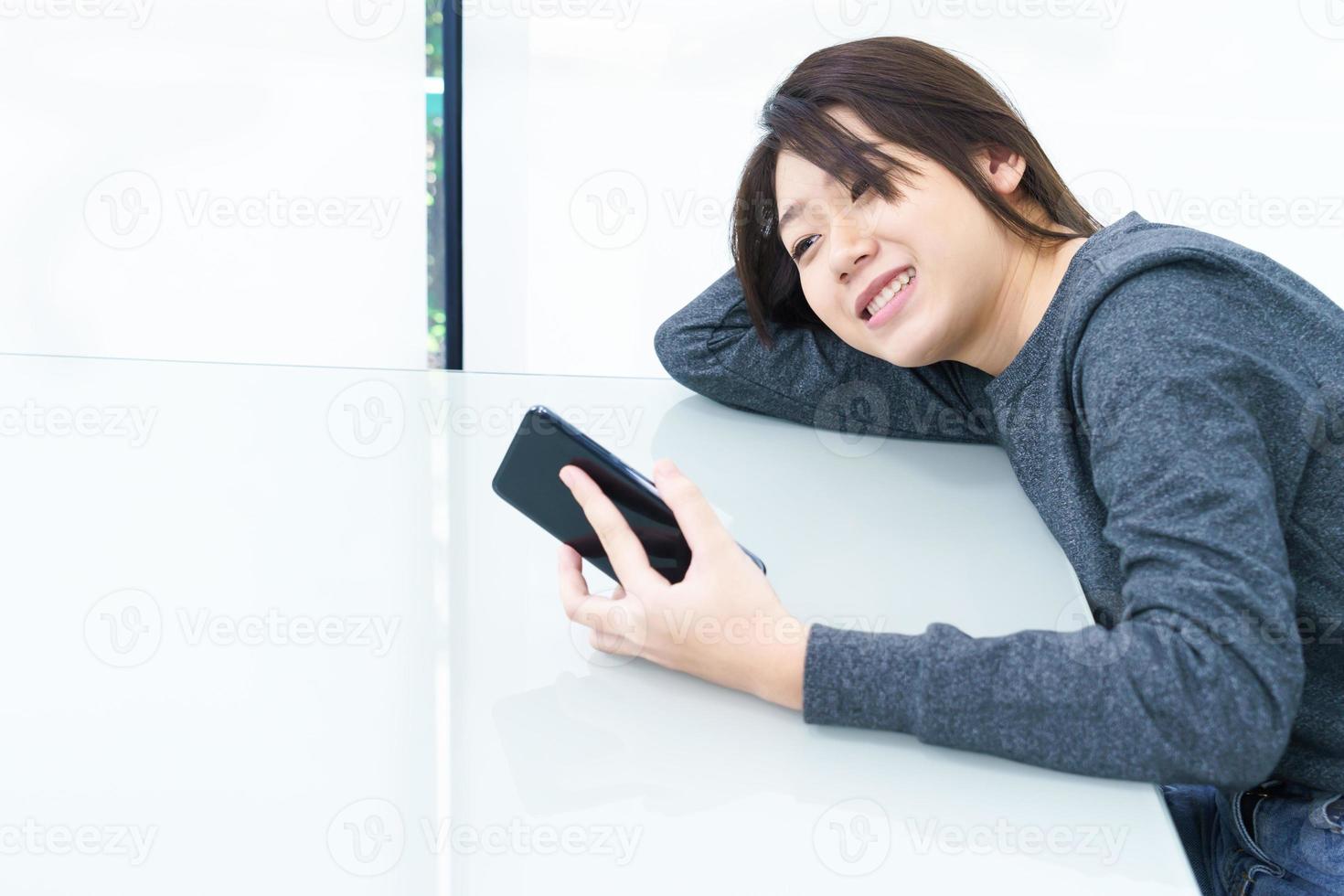 jeune femme cheveux longs utilisant par téléphone portable photo