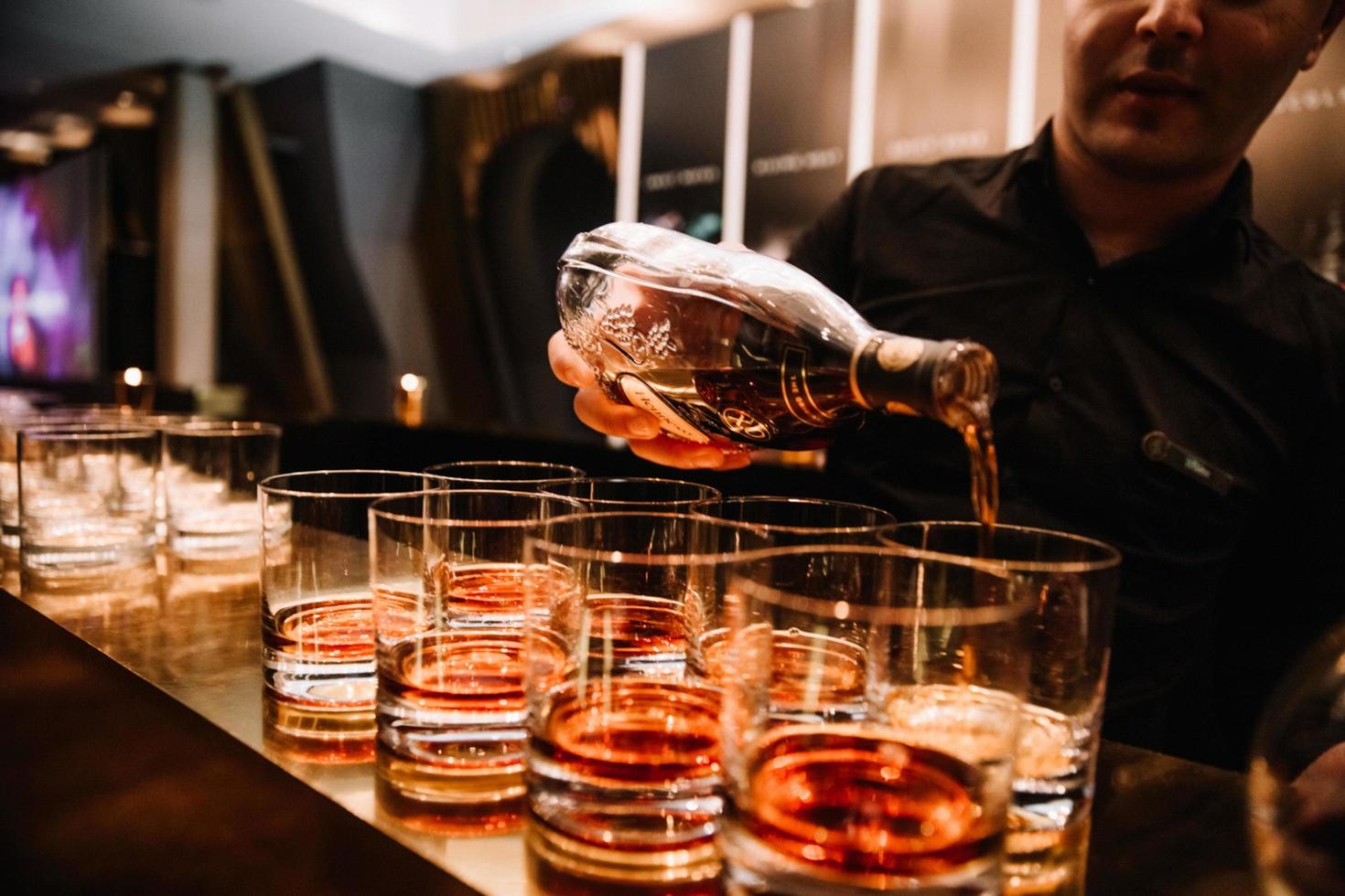 cocktail joliment décoré dans une discothèque, les gens boivent un verre photo