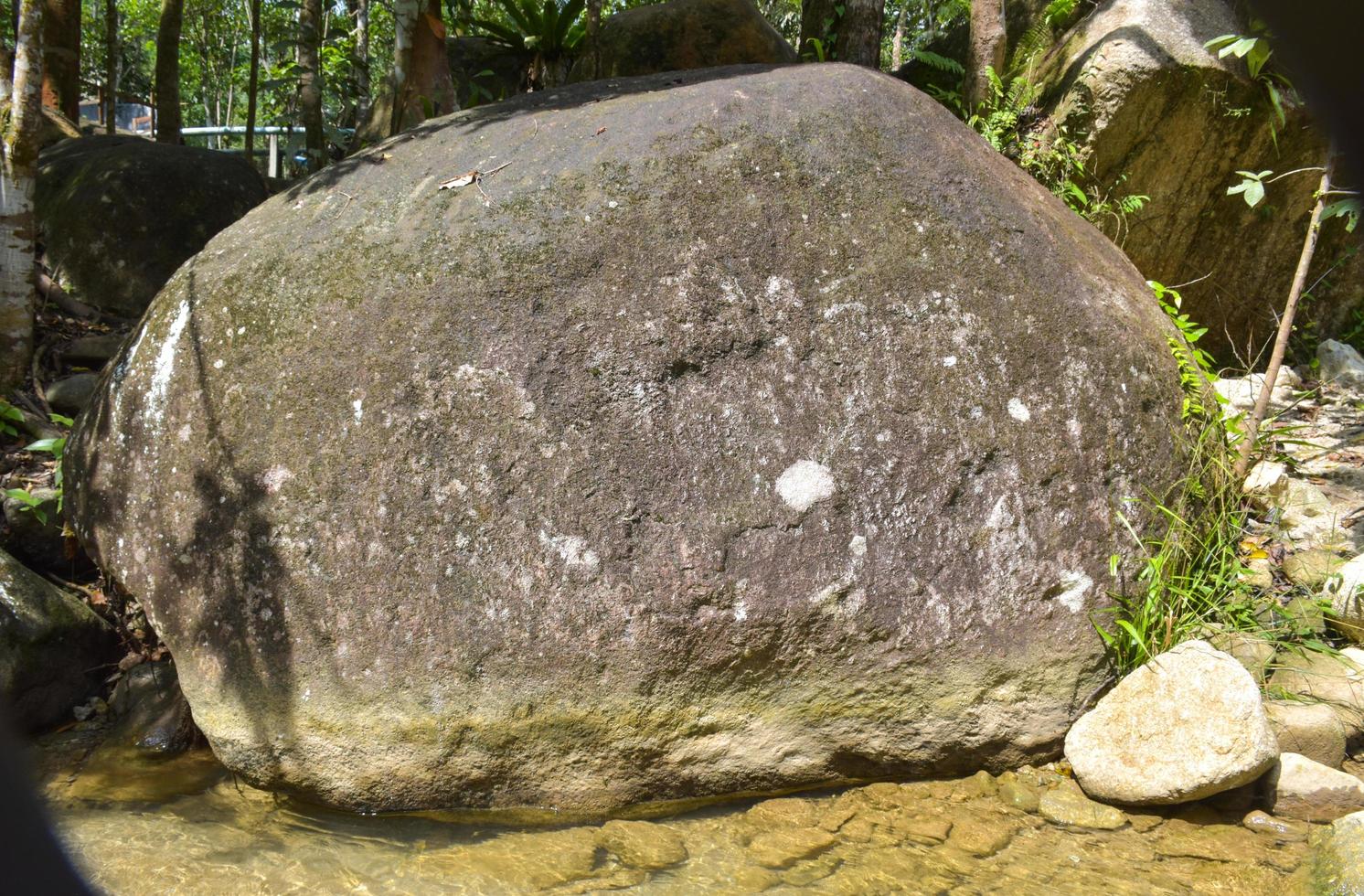 gros rochers pierre et cascades dans le sud de la thaïlande voyage photo