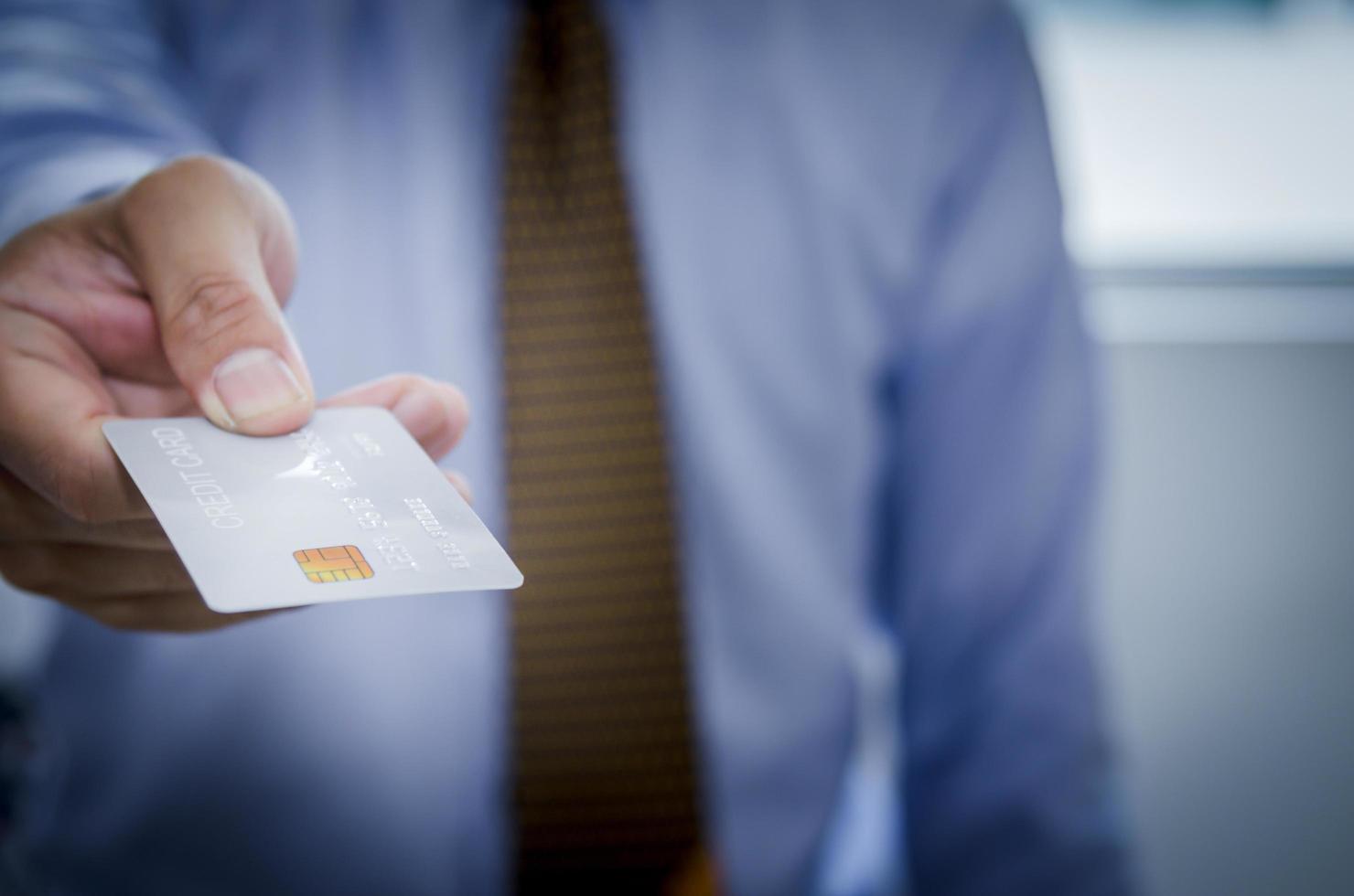 homme donnant une carte de crédit photo