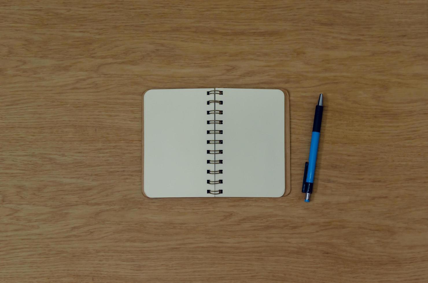 vue de dessus du bloc-notes et stylo sur table en bois photo