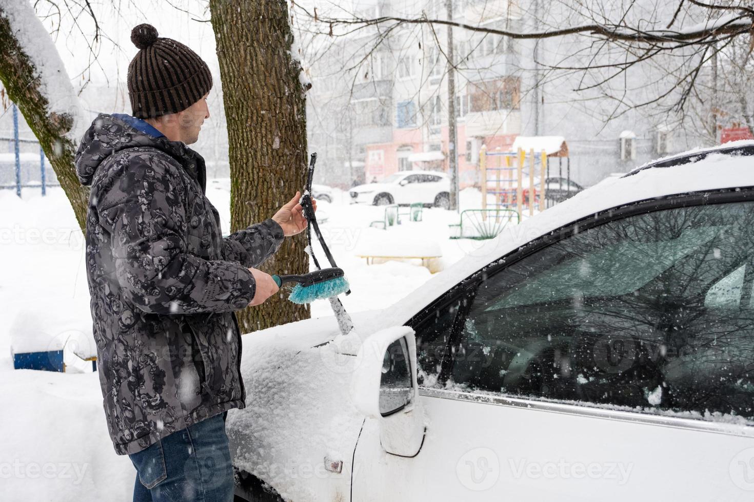 L'homme Nettoie Sa Voiture Après Une Chute De Neige Nettoyer La