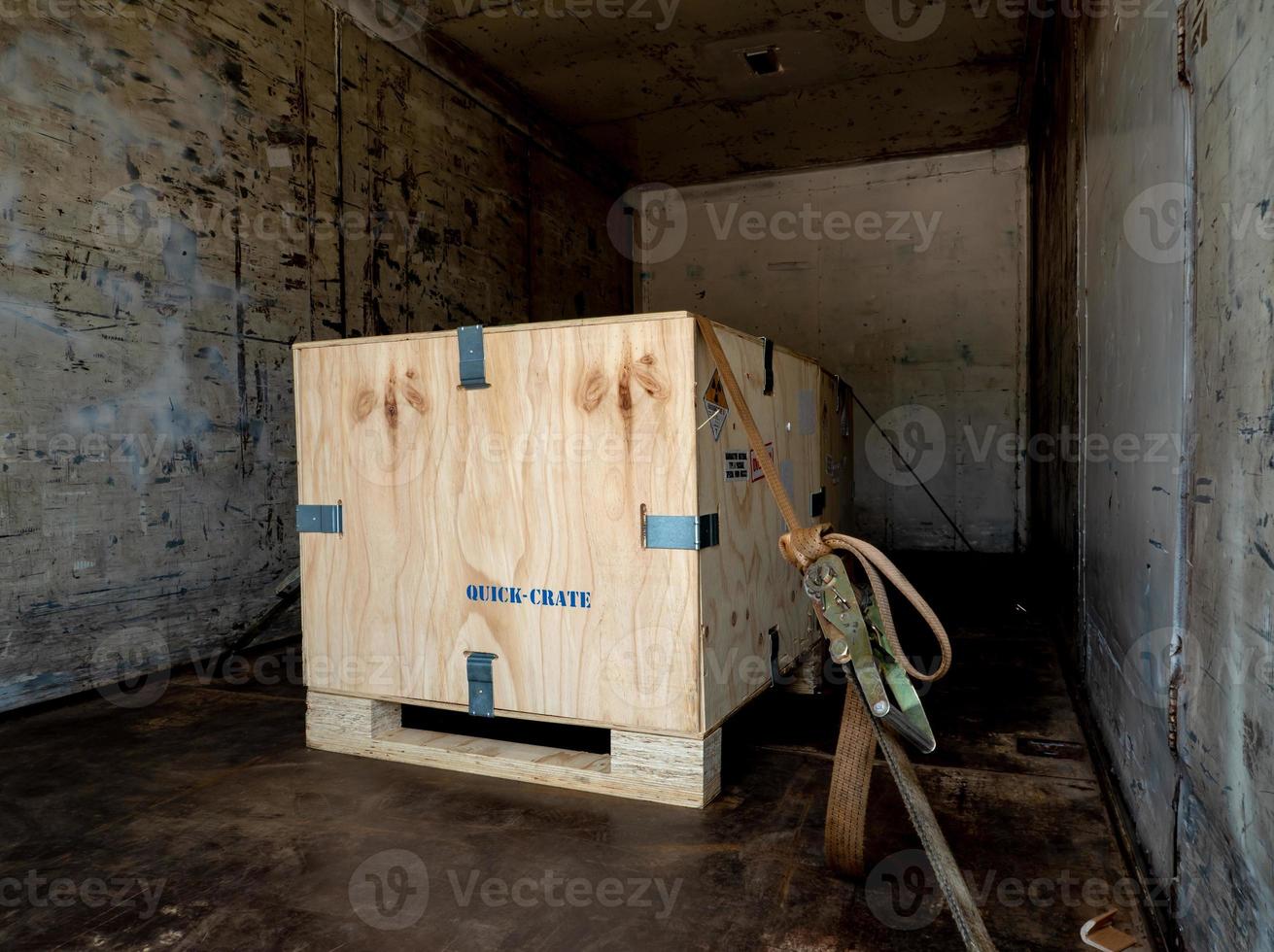 étiquette de rayonnement à côté de la boîte en bois de transport tapez un paquet dans le camion photo