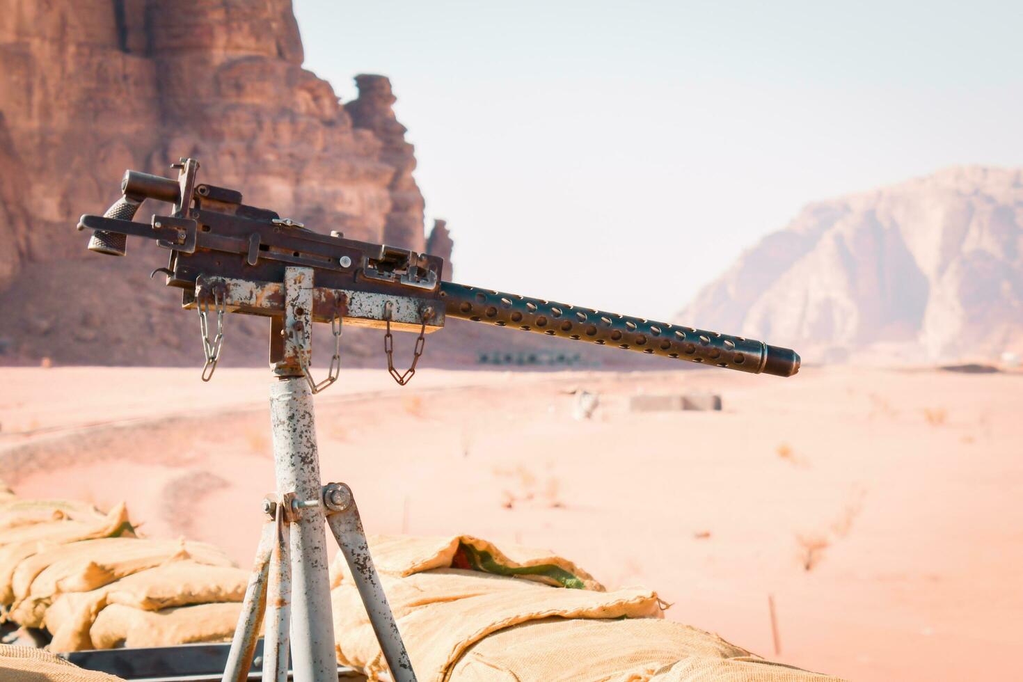 Vieille mitrailleuse sur wagon dans le désert de Wadi Rum en train en Jordanie photo