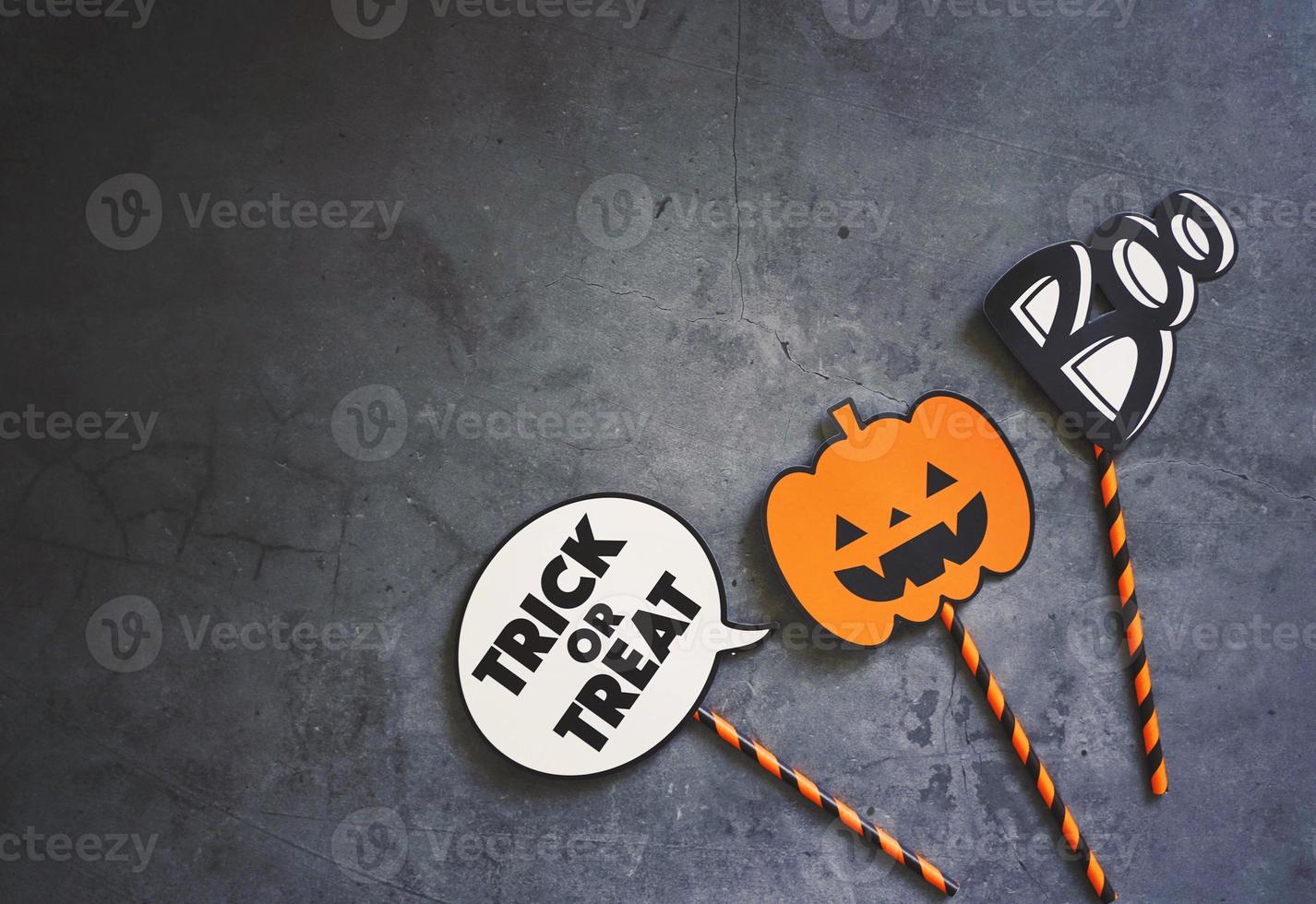 mise à plat de l'accessoire d'halloween pour photomaton et fête sur fond de pierre sombre avec espace de copie, concept de vacances photo