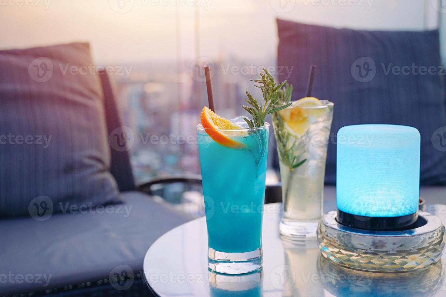 savoureux cocktail d'été coloré pour couple sur le bar sur le toit, soirée de rendez-vous, luxe et concept romantique photo