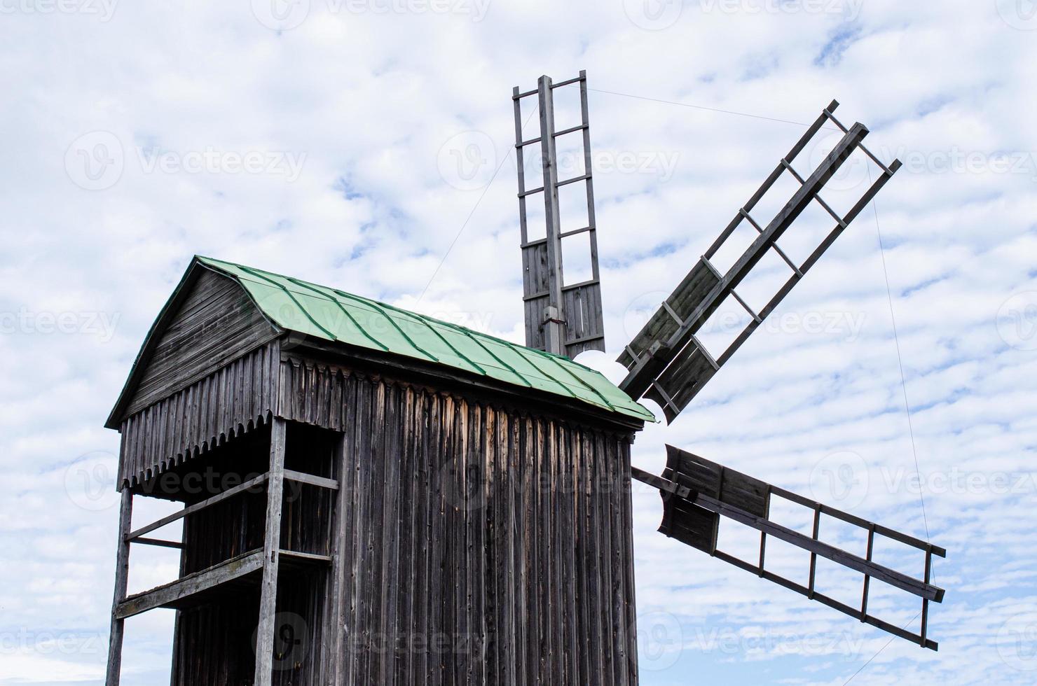 paysage d'été avec un vieux moulin en bois photo