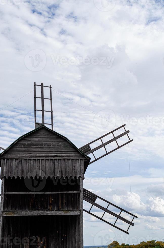 paysage d'été avec un vieux moulin en bois photo