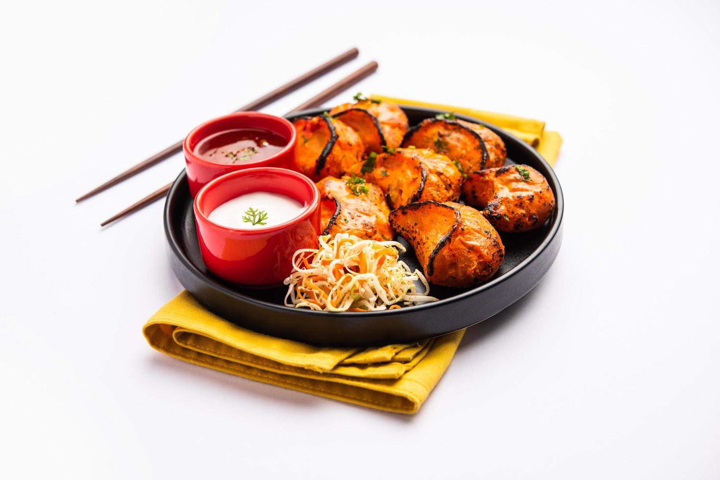 tandoori momo, veg ou non veg en sauce rouge et crème, servi avec sauce. recette népal et tibet photo