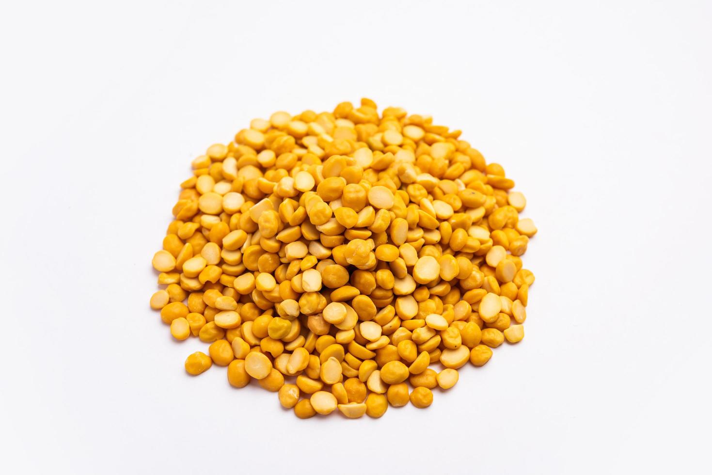 pois chiche fendu également connu sous le nom de chana dal, pois cassés chana jaunes, lentilles de pois chiches séchées photo