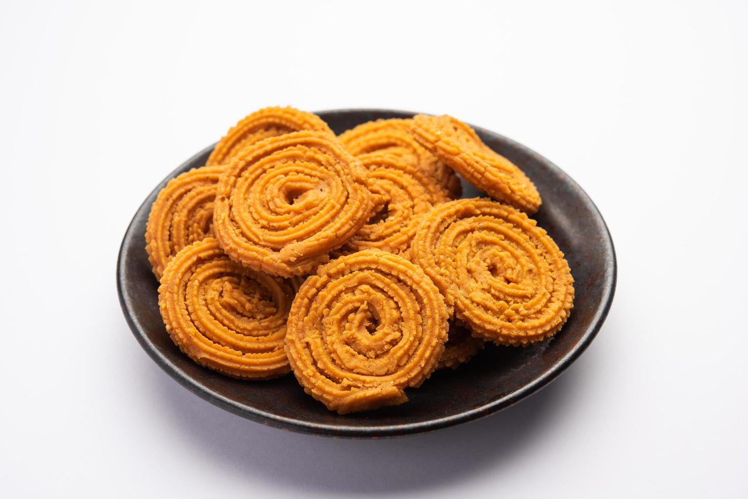 chakli est une collation salée de l'inde. c'est une collation en forme de spirale avec une surface à pointes photo
