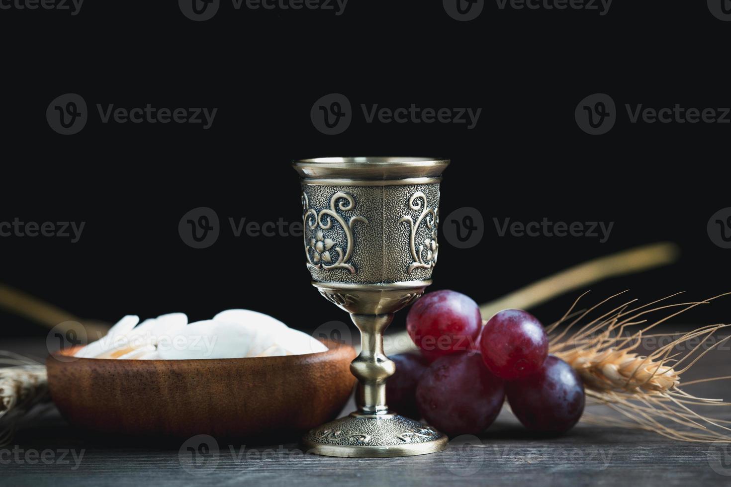 concept d'eucharistie ou de sainte communion du christianisme. l'eucharistie est le sacrement institué par jésus. lors du dernier souper avec les disciples. le pain et le vin sont le corps et le sang de jésus christ des chrétiens. photo