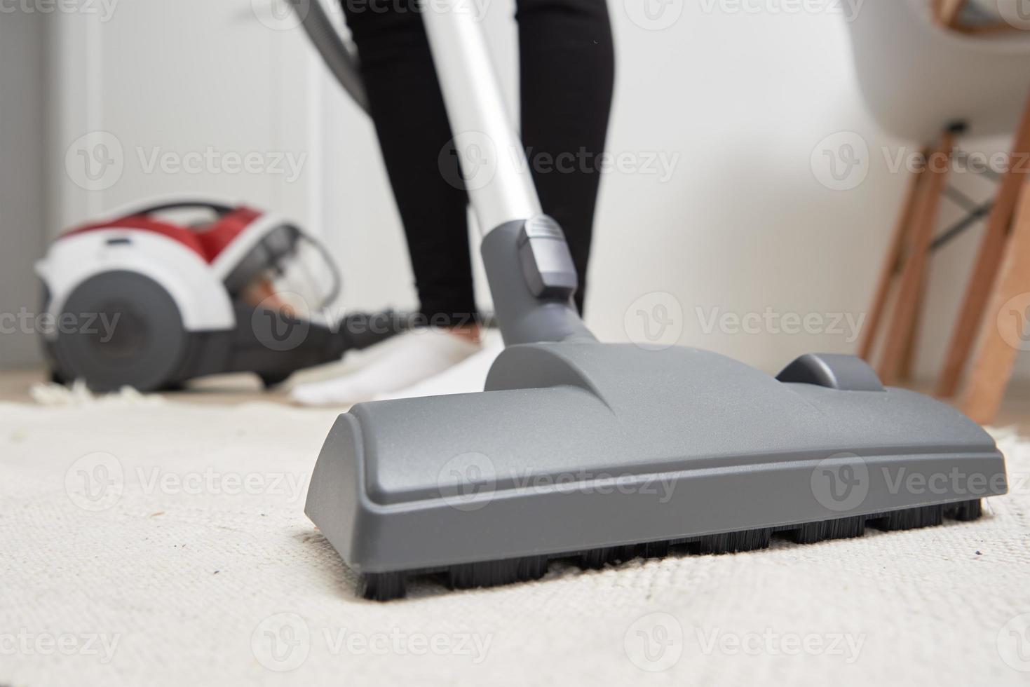 femme utilise un aspirateur au sol photo