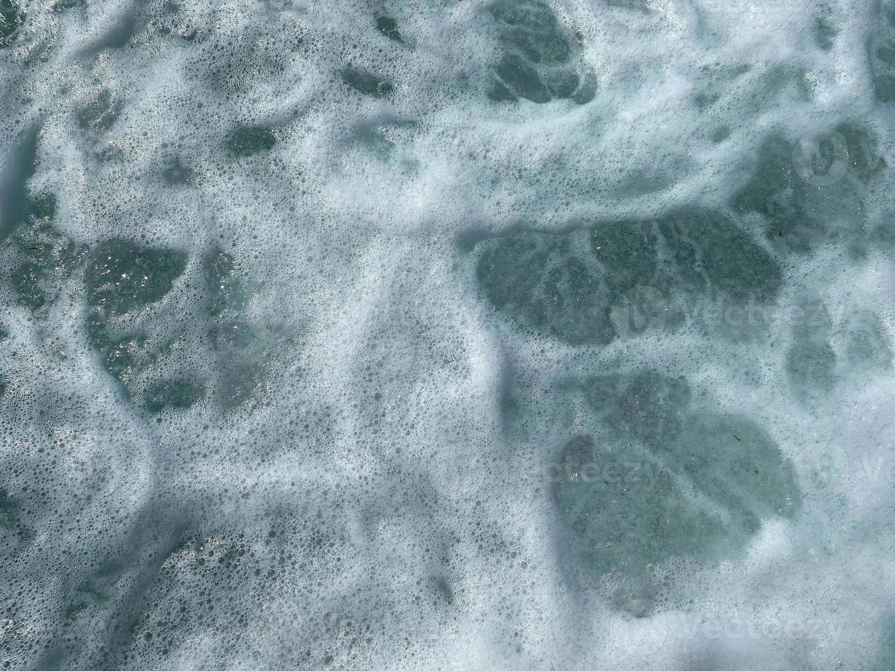 belle mer avec des vagues éclaboussant de l'eau bleue claire et scintillante chaude dans une station balnéaire du sud de la campagne orientale tropicale chaude. arrière-plan, texture photo