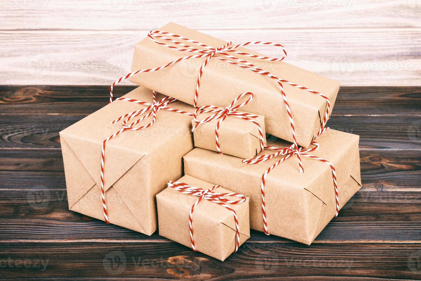 boîtes de colis avec papier kraft, sur table en bois sur fond gris. tonique photo