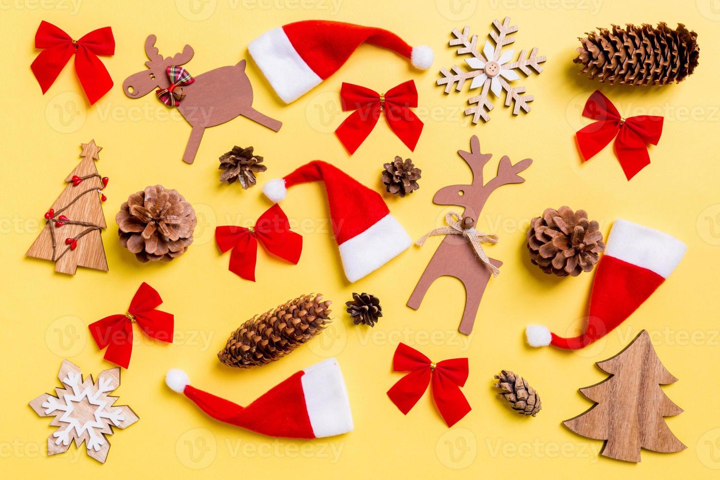 fond jaune de noël avec des jouets et des décorations de vacances. concept de bonne année photo