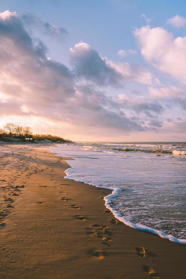 coucher de soleil sur la mer baltique photo