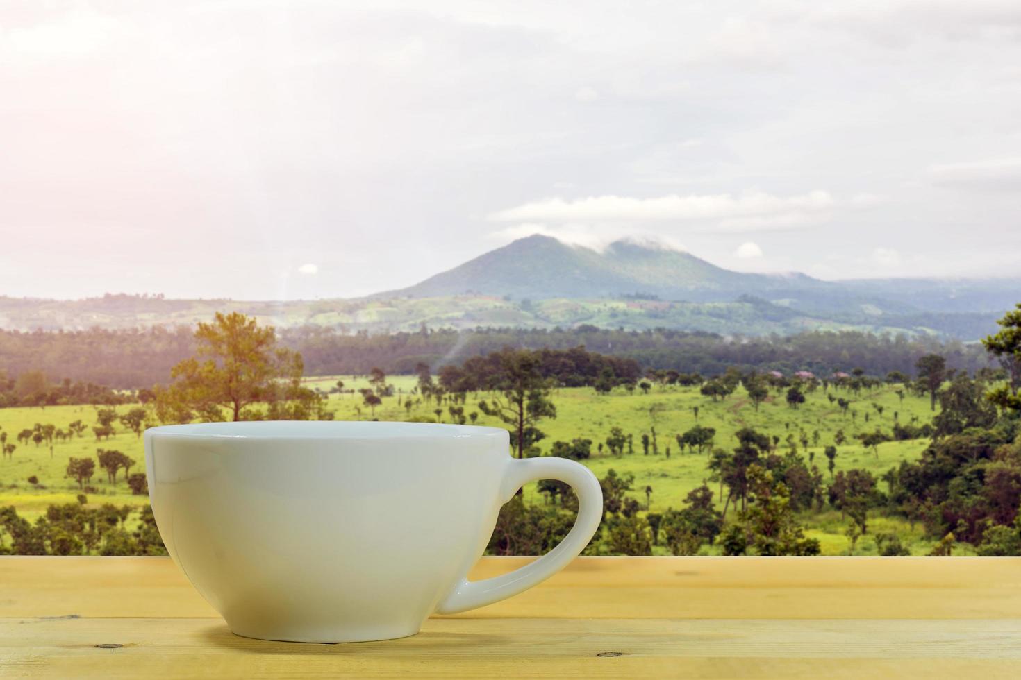 tasse à café avec un fond de montagne photo