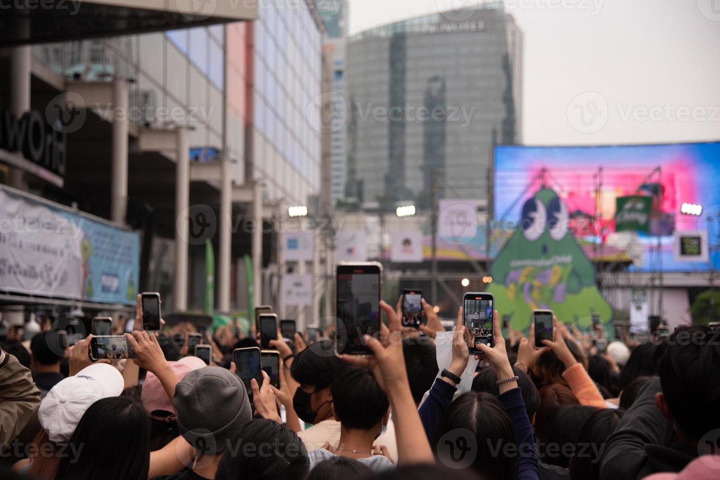 public de concert flou utilisant des téléphones portables pour prendre des photos. photo