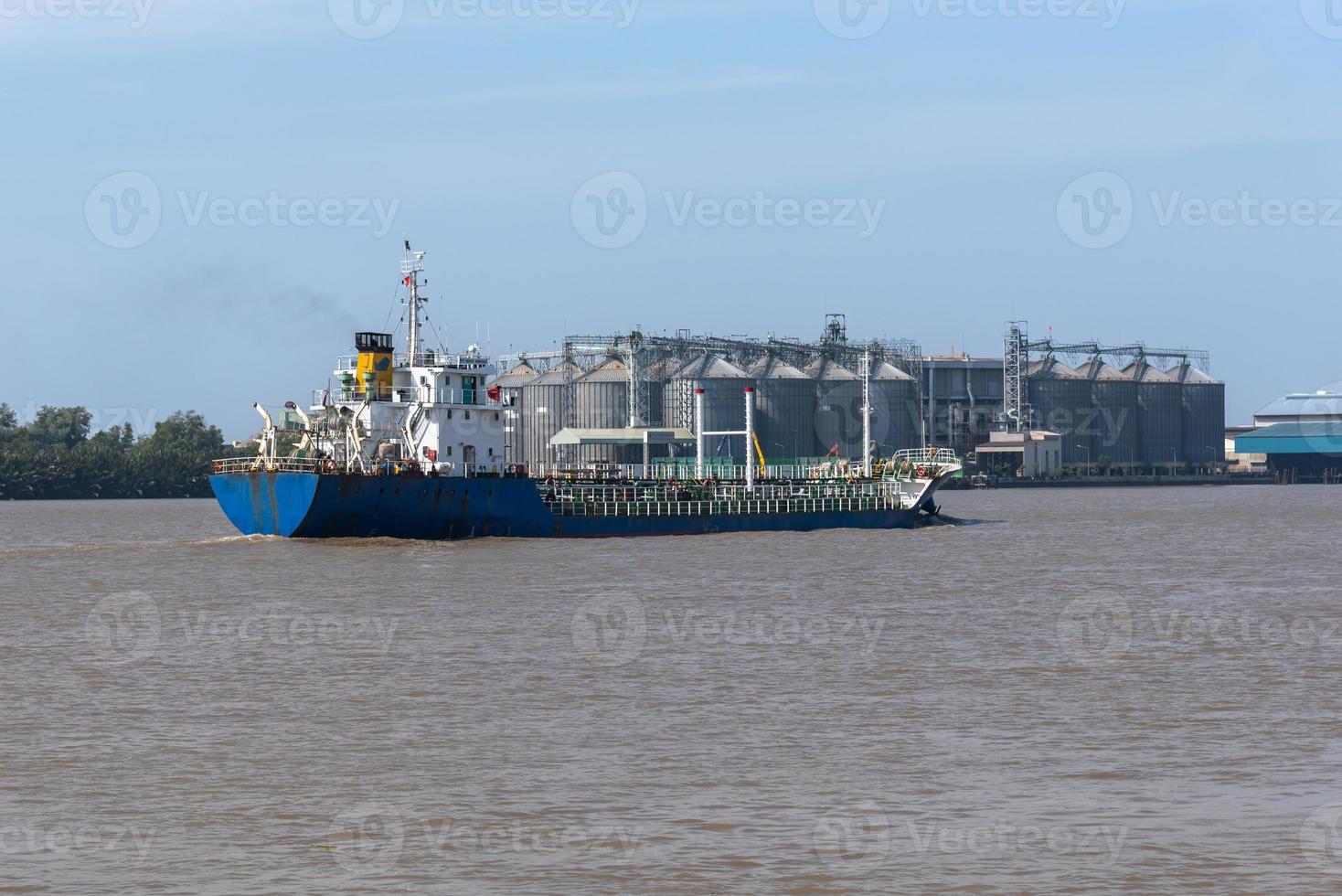 les grands navires transportent du gaz ou du pétrole par mer. industrie des navires fret carburant mondial. photo