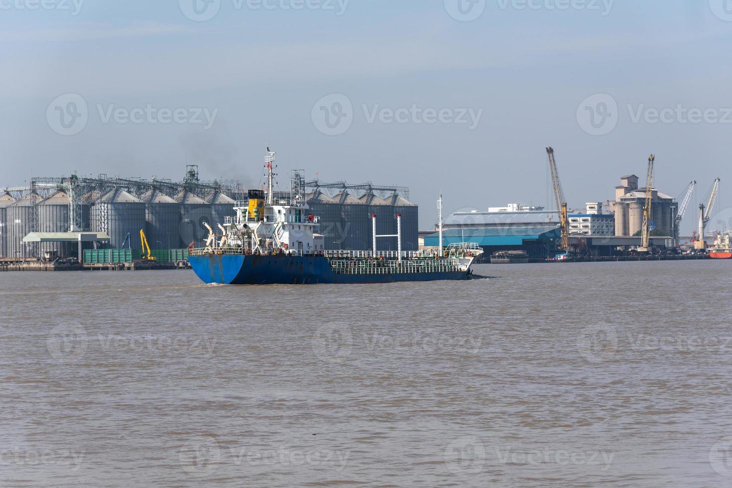 les grands navires transportent du gaz ou du pétrole par mer. industrie des navires fret carburant mondial. photo