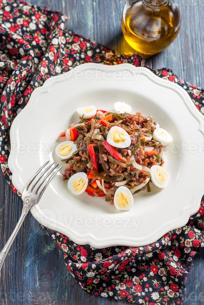 salade au chou de mer, riz rouge, poivrons et œufs de caille photo