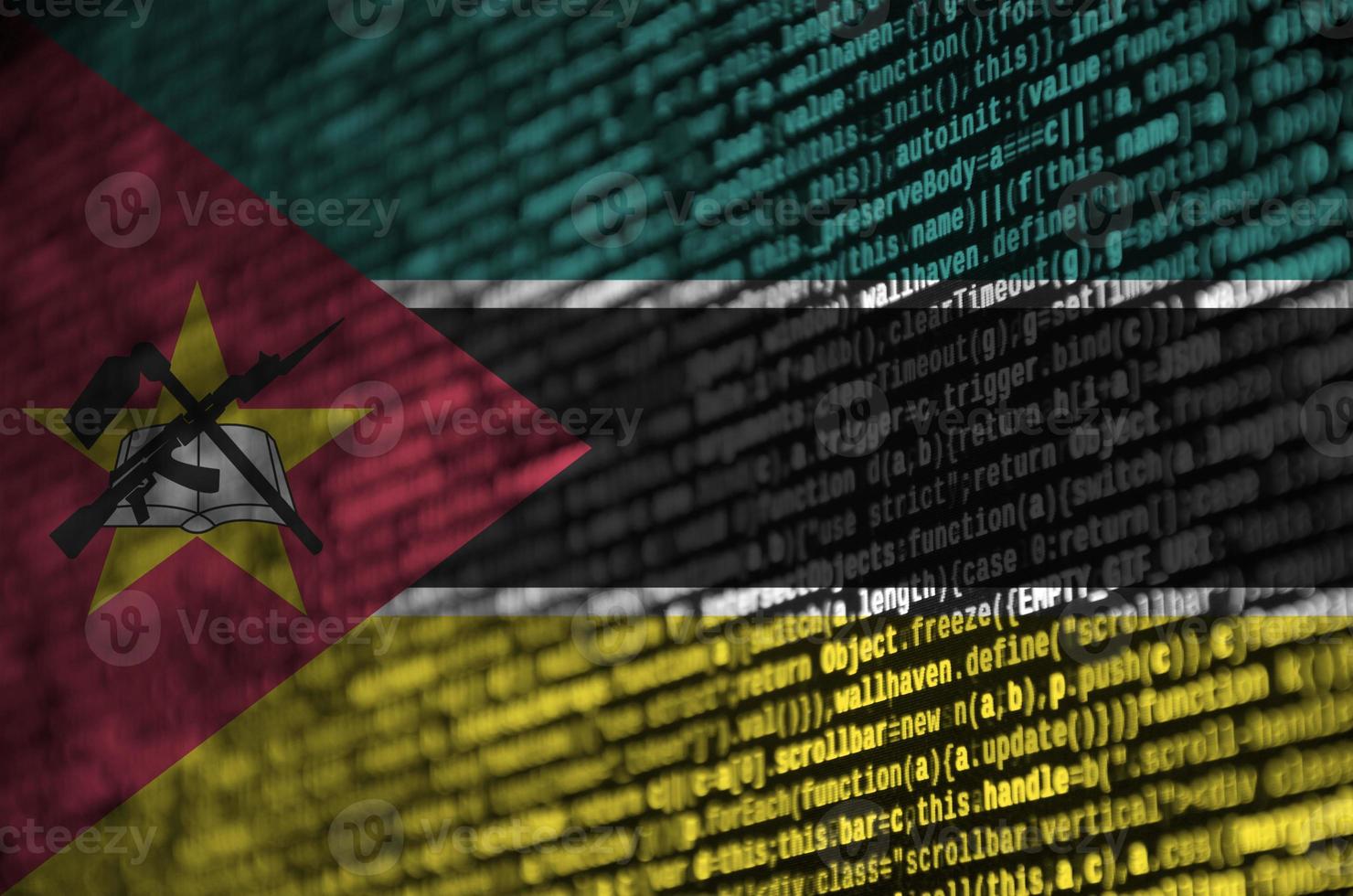 Le drapeau mozambicain est représenté à l'écran avec le code du programme. le concept de technologie moderne et de développement de site photo