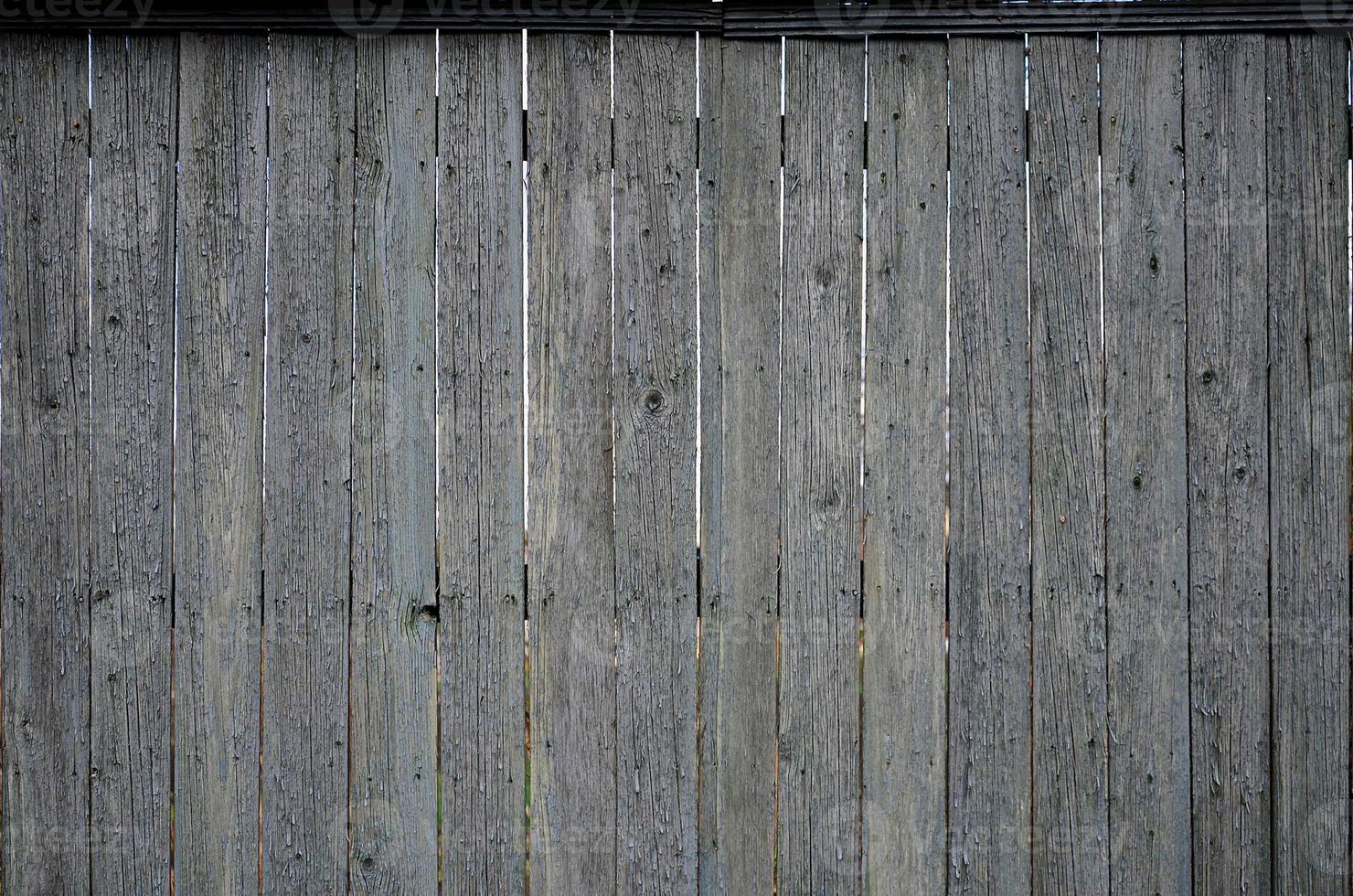 la texture d'une vieille clôture en bois rustique faite de planches plates traitées photo