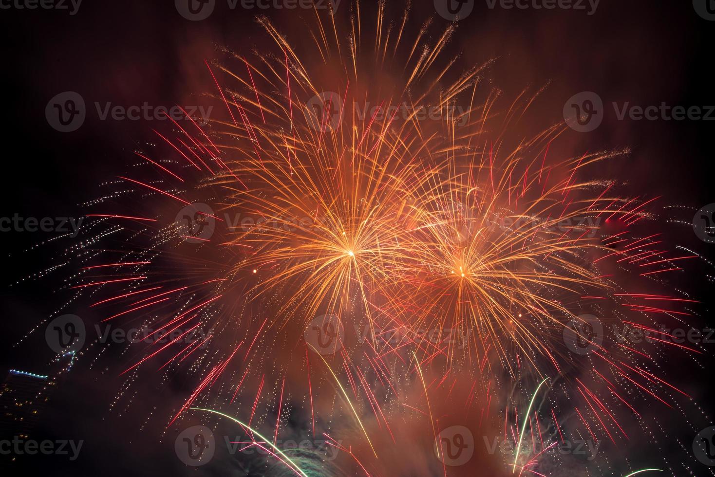 feux d'artifice sur la rivière dans le ciel sombre photo