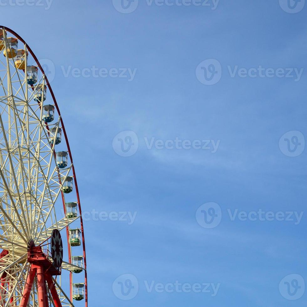 grande roue de divertissement contre le ciel bleu clair photo