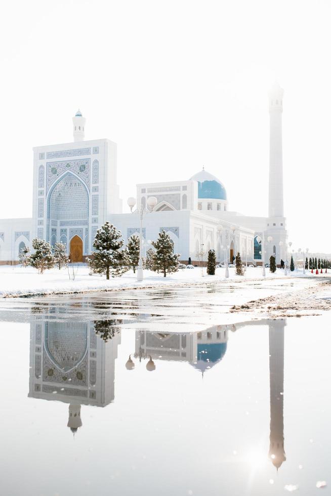 tachkent, ouzbékistan. décembre 2020. mosquée blanche mineure en hiver par une journée ensoleillée photo