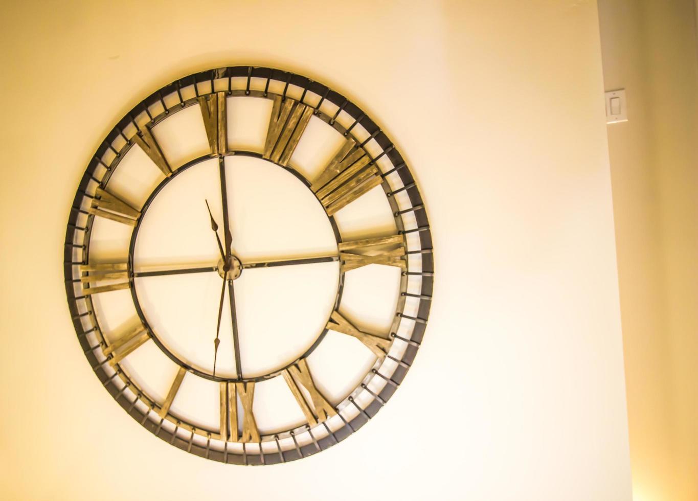 grande horloge ronde avec chiffres romains photo