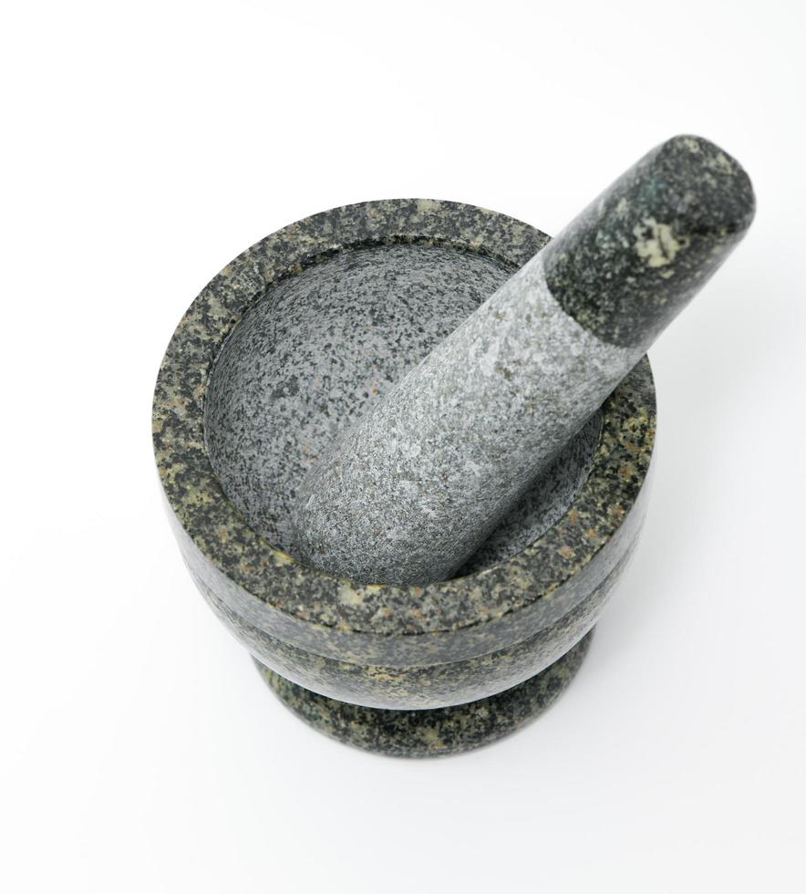 mortier de granit sur fond blanc photo