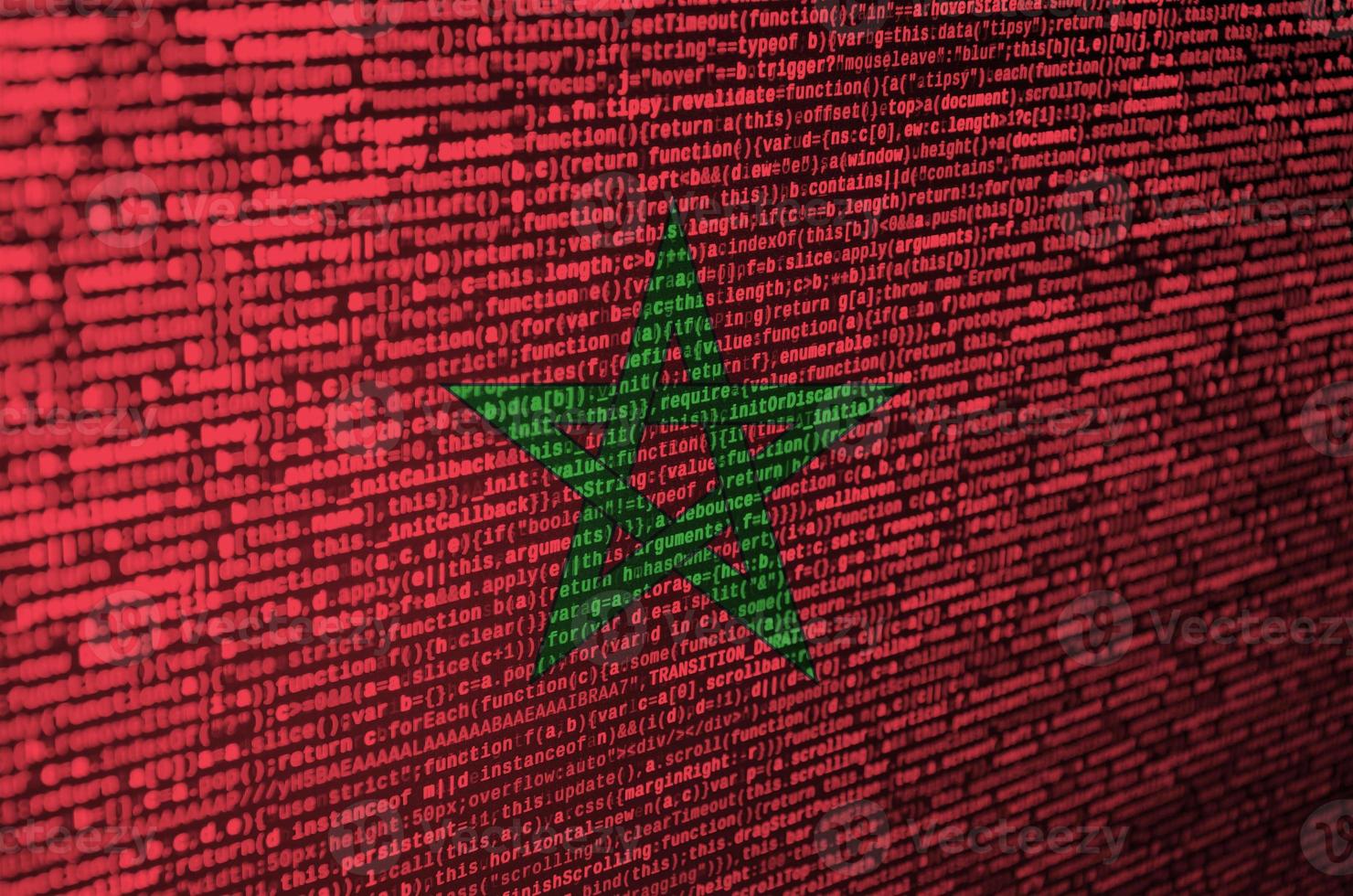 Le drapeau marocain est représenté à l'écran avec le code du programme. le concept de technologie moderne et de développement de site photo