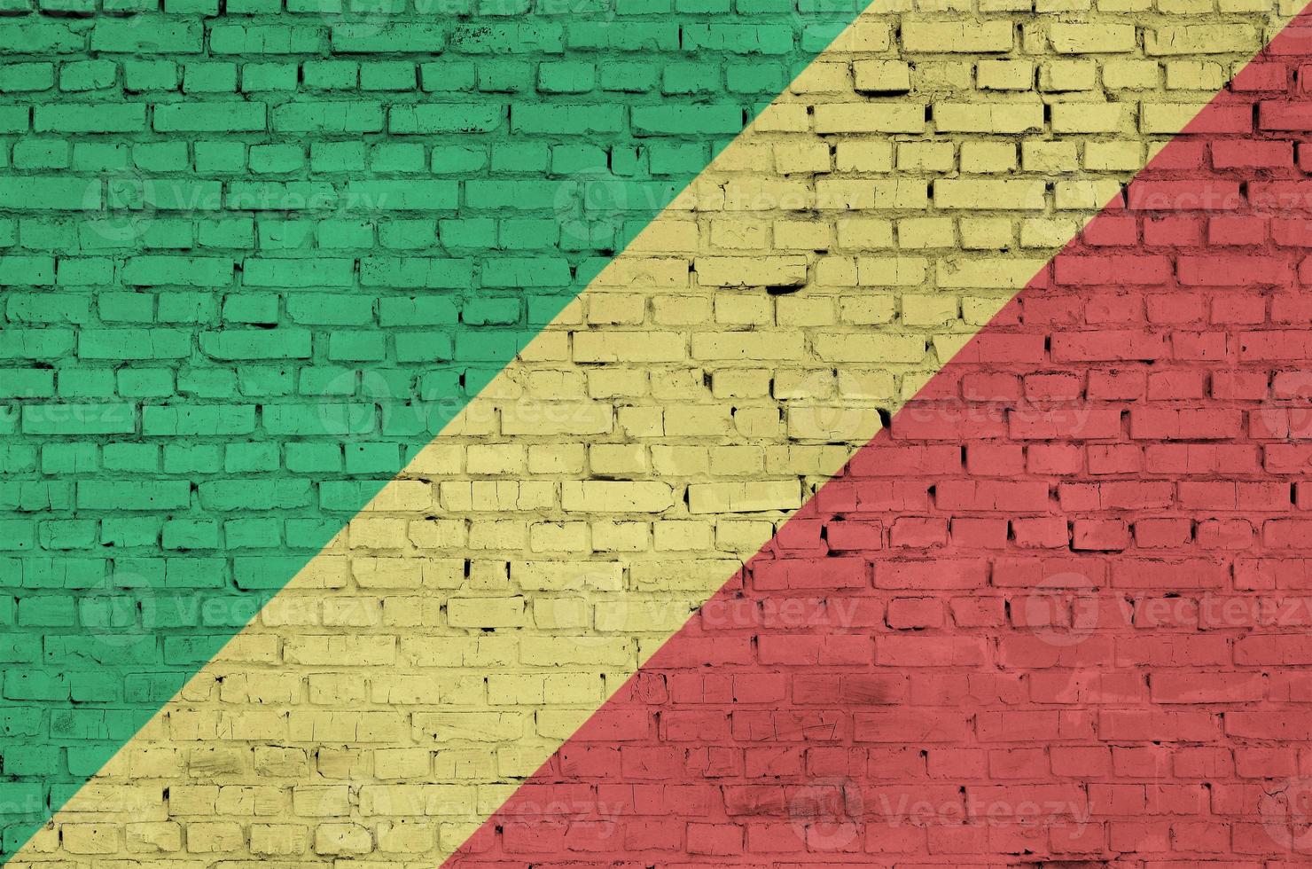 le drapeau congo est peint sur un vieux mur de briques photo