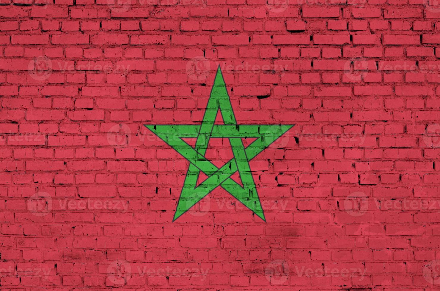 le drapeau marocain est peint sur un vieux mur de briques photo
