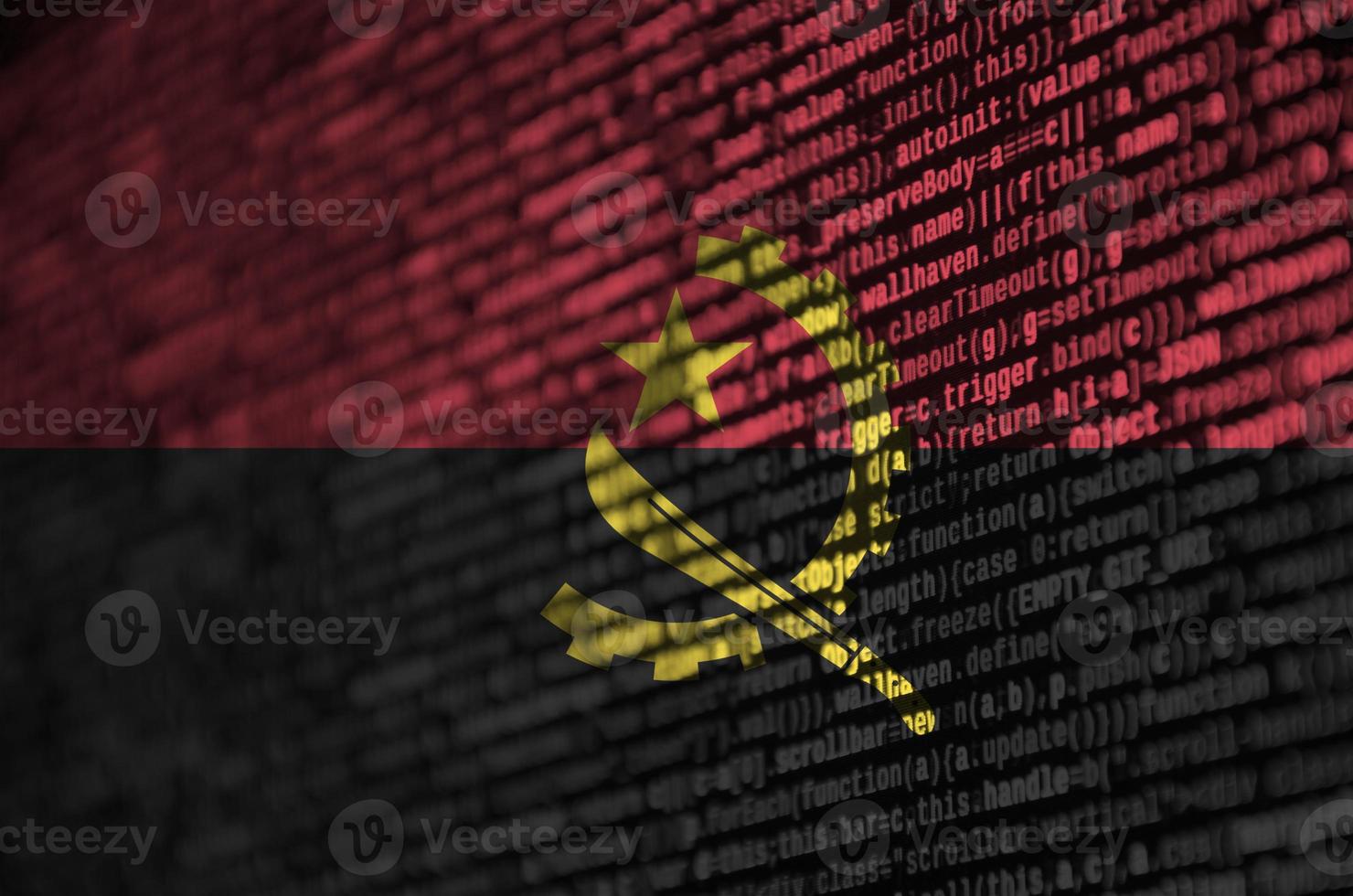 drapeau angola est représenté sur l'écran avec le code du programme. le concept de technologie moderne et de développement de site photo