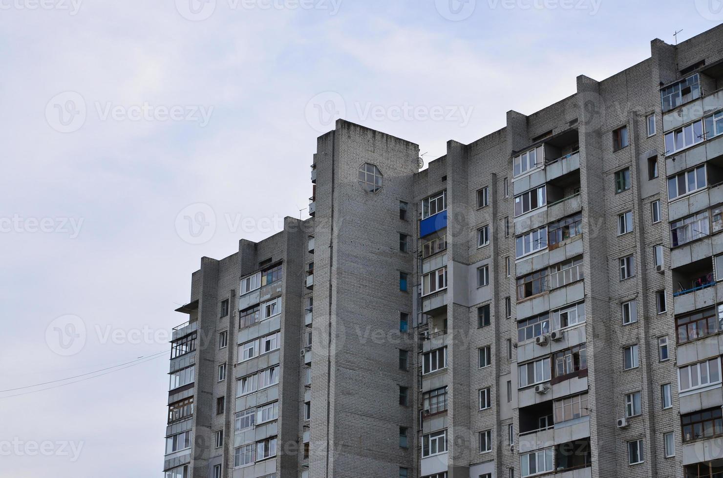 ancien immeuble à plusieurs étages dans une région peu développée d'ukraine ou de russie photo