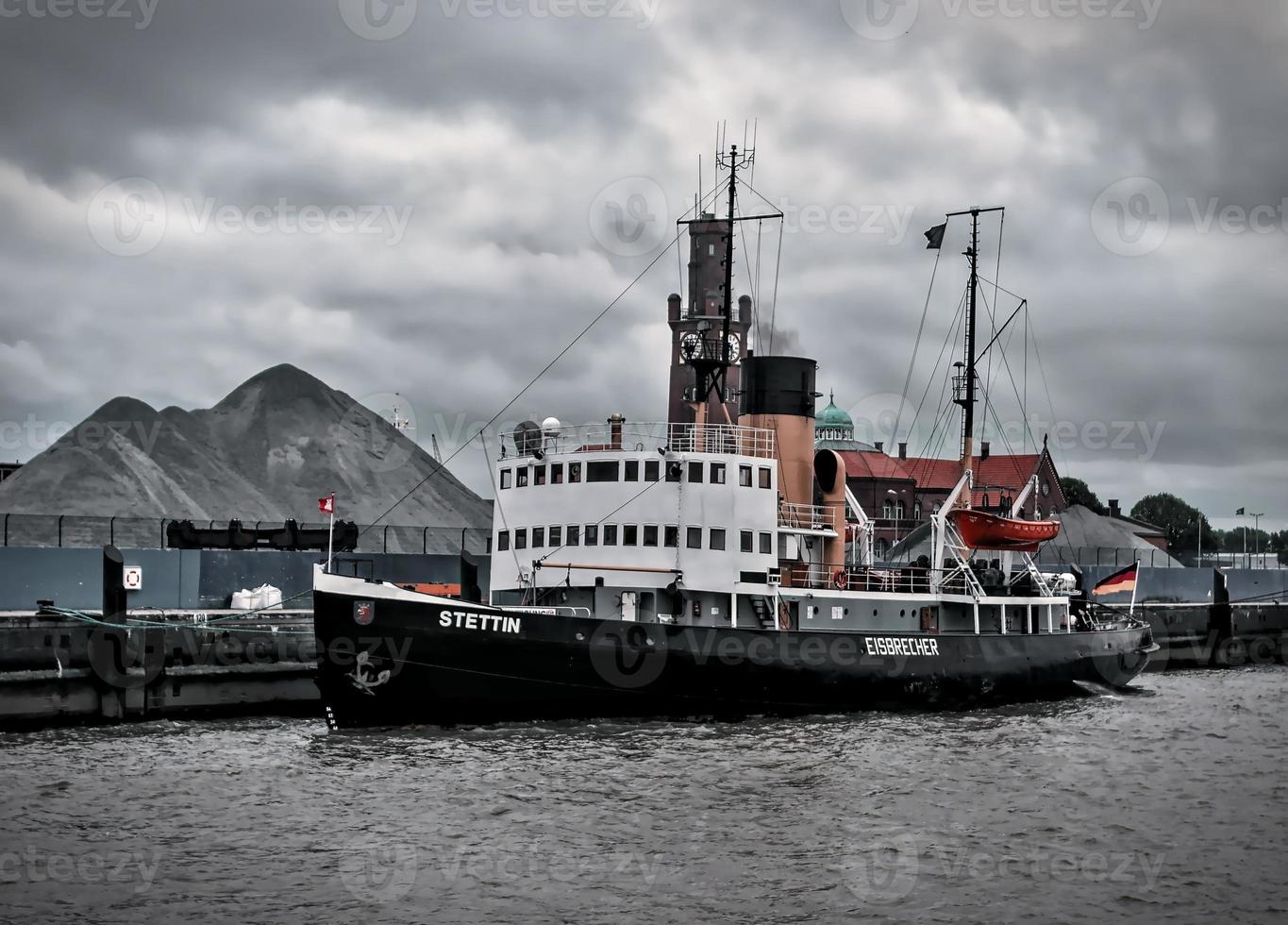 Vieux brise-glace à vapeur dans le port de Cuxhaven, Allemagne, 2019 photo