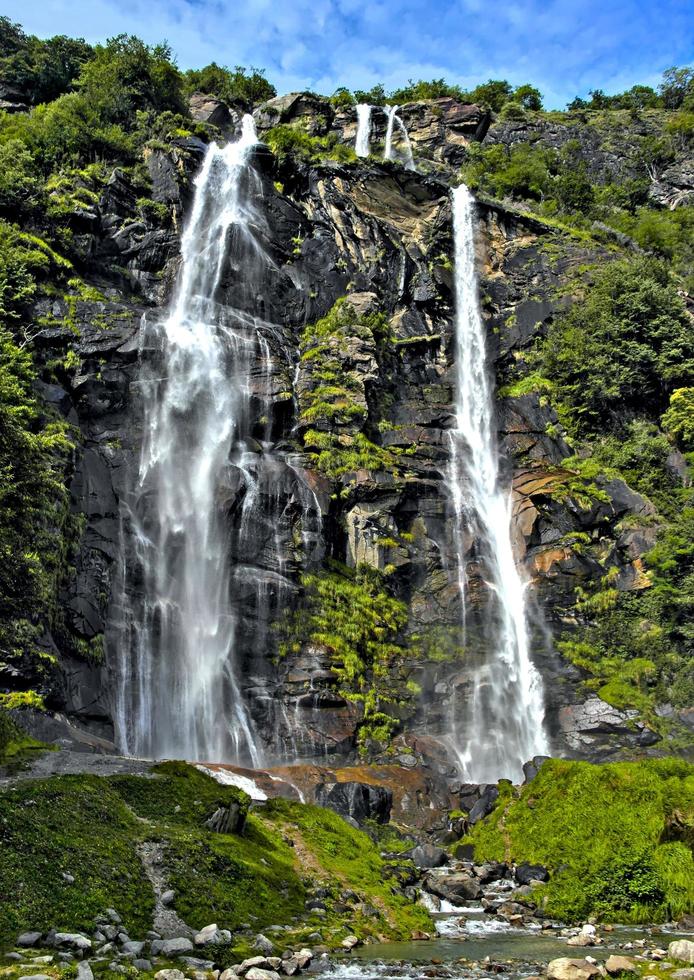 cascade en lombardie, italie, 2019 photo