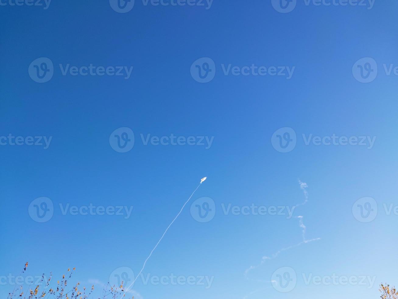 explosions de roquettes et défense aérienne dans le ciel photo