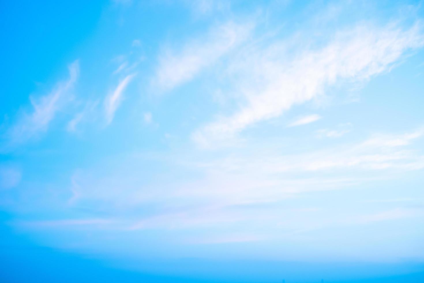 beaux nuages blancs doux sur le ciel bleu parfaits pour le fond, saison des pluies photo